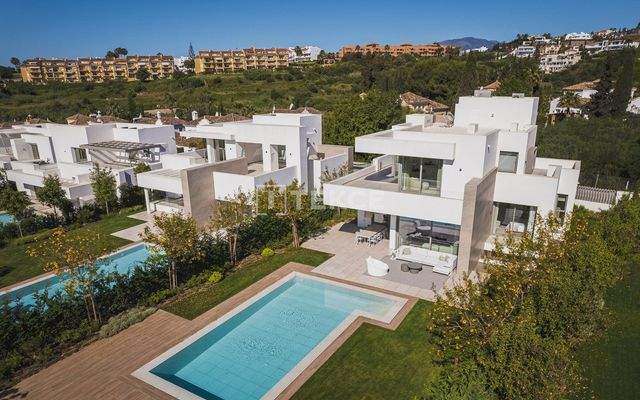 Natural Setting Views Villas in a Popular Area of Estepona