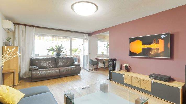 Wohnzimmer mit Balkon