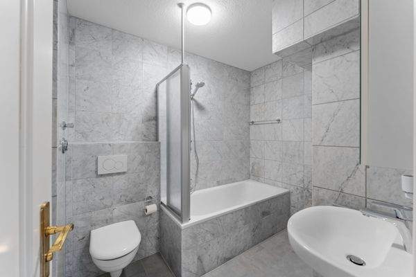 Badezimmer mit Dusche und Badewanne