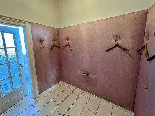 … mit Garderobe …