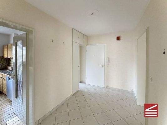 1-1536_05_Flur Blick Richtung Eingang