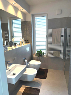 Gäste-Bad mit Fenster und Dusche (Wärmebank)