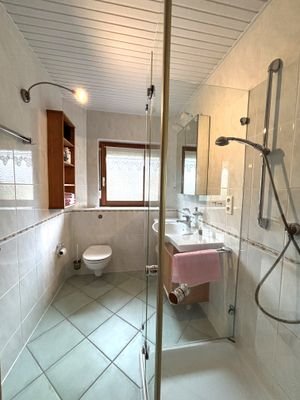 Badezimmer mit Dusche EG