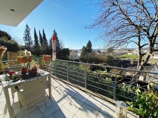 Südbalkon mit weitem Blick zur Stadt