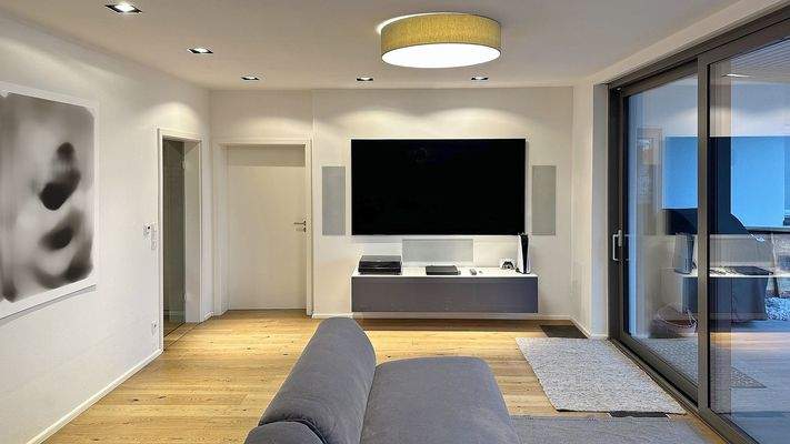 Schicker Wohnbereich mit Zugang zum überdachten Balkon