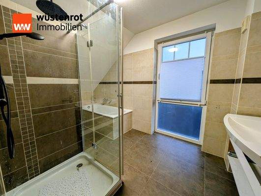 Badezimmer im Dachgeschoss 2