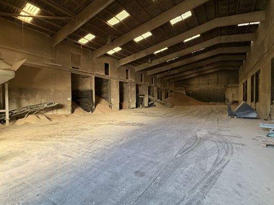 Lagerhalle mit Sektionen