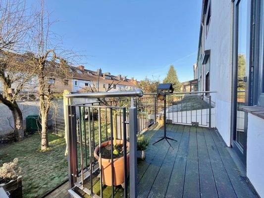 Hochterrasse mit Abgang in den Garten