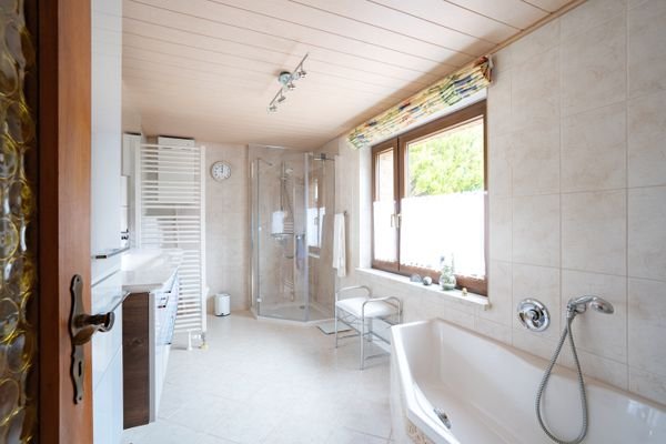 Bad mit Wanne und Dusche