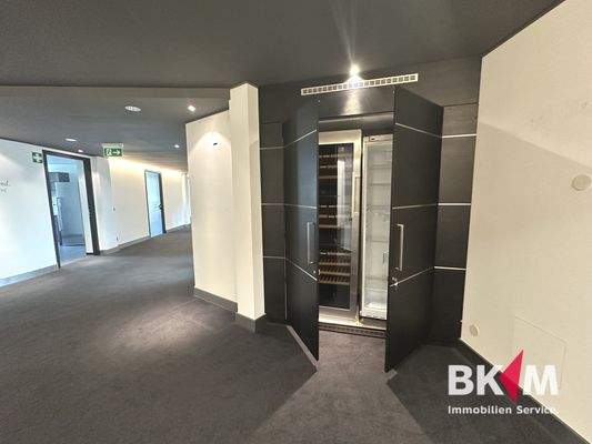 Flur 3.OG mit großem Getränkekühlschrank