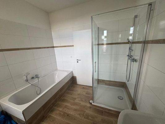 Bad mit Dusche und Wanne