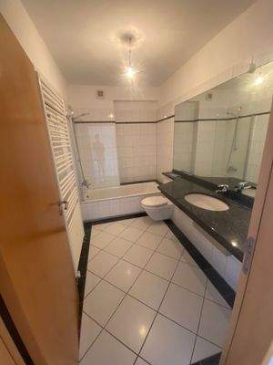 Wannenbad mit Mosaikwaschtisch