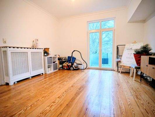 Wohnzimmer mit Balkon