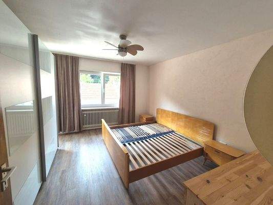 Schlafzimmer EG mit Zugang zum Balkon