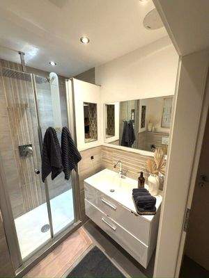 Dusche mit Waschbeckentisch