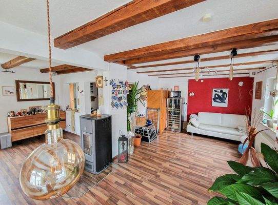 Großzügiger Wohnbereich mit Pelletofen