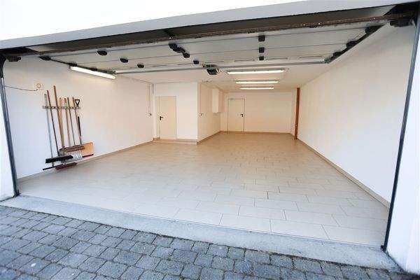Geräumige Garage mit 3 Stellplätzen
