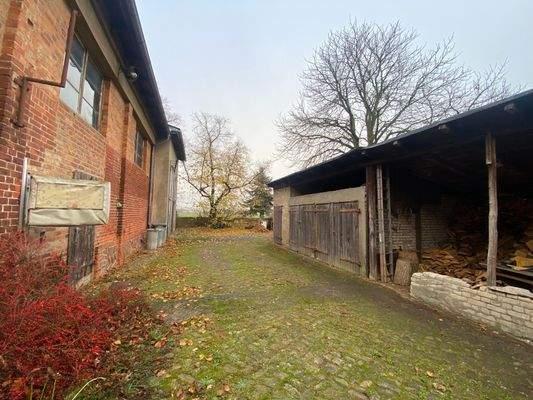 zwischen Werkstatt und Schuppen