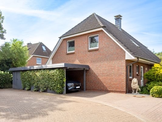 Vorderansicht mit Carport