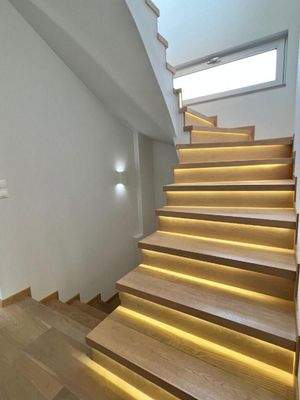 Einzigartige Villa am Meer mit Innenpool, Gärten und Gästehaus