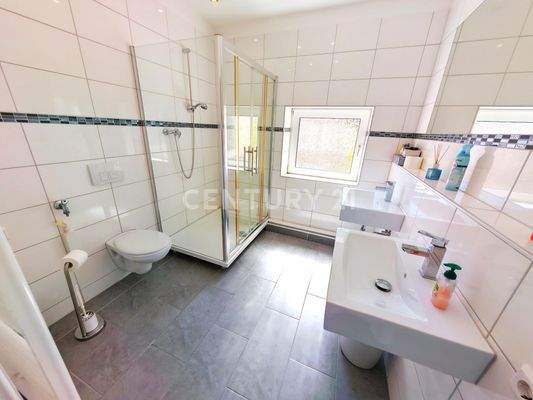 Neues Bad mit großer Dusche und Doppelwaschbecken