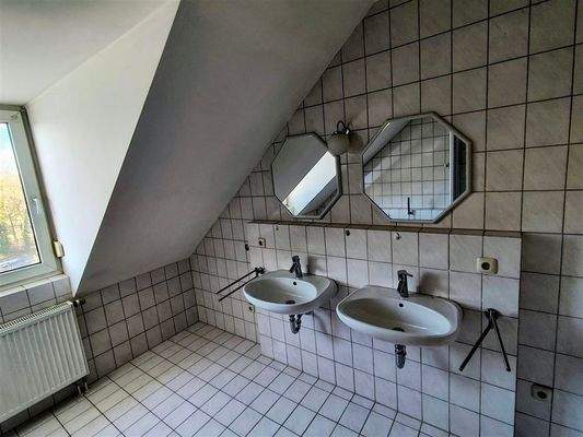 Badezimmer mit zwei Waschbecken