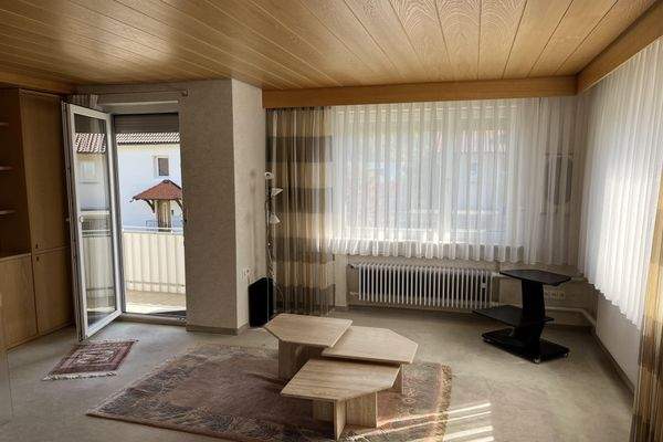 Wohnzimmer mit Zugang auf den Balkon