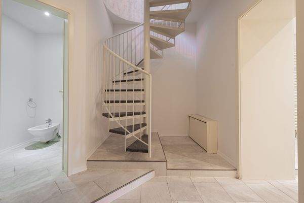 Diese Treppe trennt die Wellness Oase vom Wohn/Essbereich