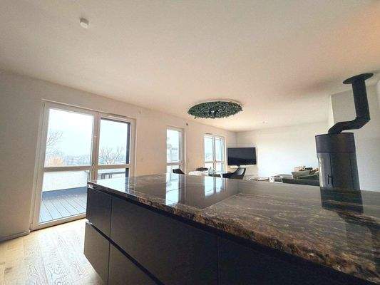 Küche mit Blick ins Wohnzimmer