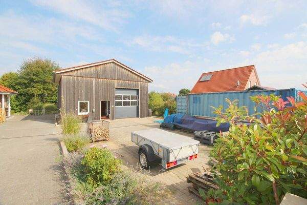 Werkstatt mit gr. Rolltor zur Hebebühne, sep. Container u. Freifläche