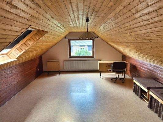 Großes Schlafzimmer im Dachgeschoss