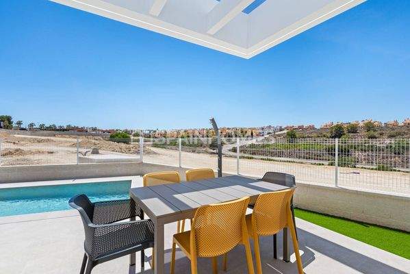Detached Villas Near the Amenities in Algorfa Alicante