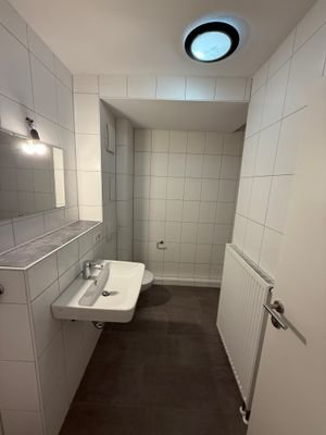Badezimmer 1.JPG