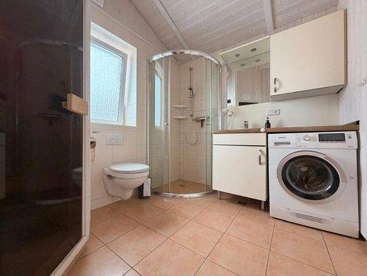 Badezimmer mit Waschmaschine