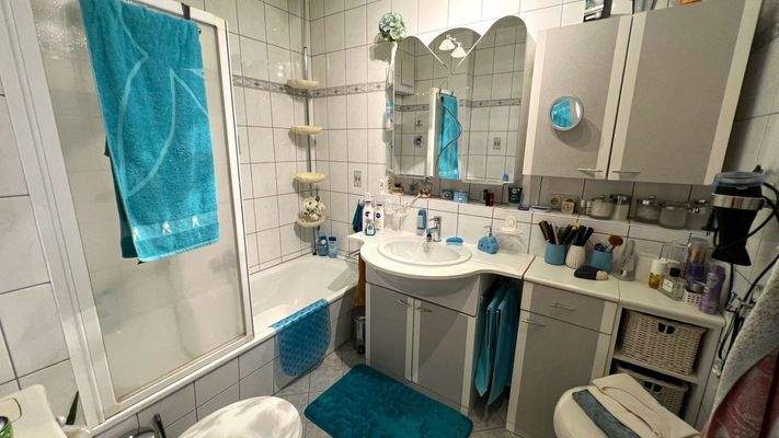 Bad mit Wanne, WC und Waschbecken