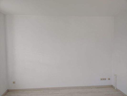 Leerer Raum mit weißer Wand