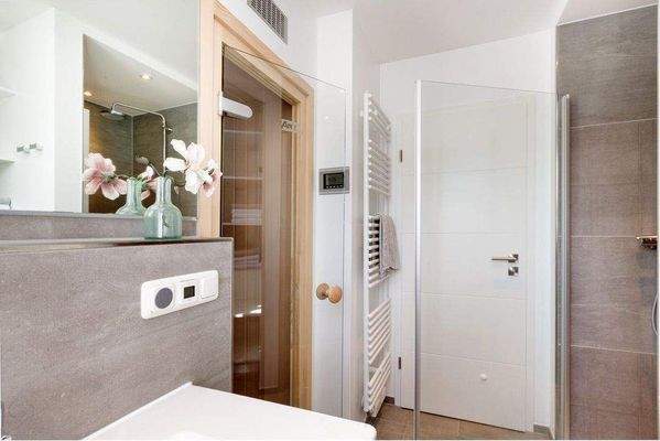 Badezimmer mit Sauna im Obergeschoss