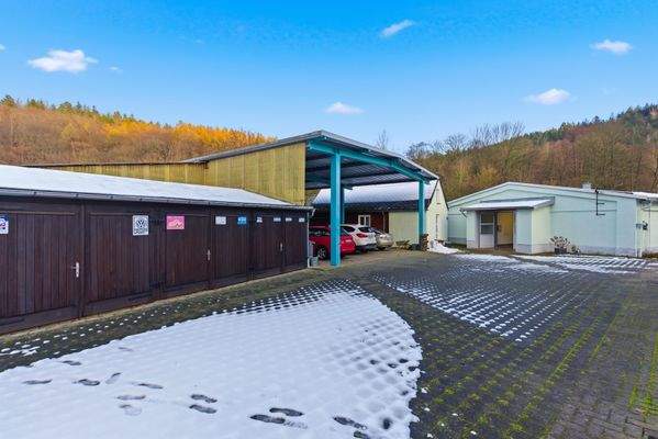 Hof mit Garagen, Carport und Halle
