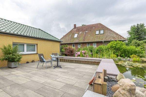 Terrasse mit Teichanlage