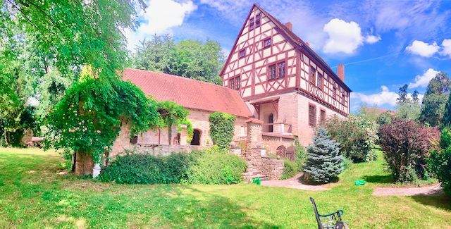 Schloss mit Anbau.jpeg