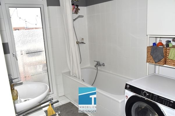 Badezimmer mit Ausgang auf den Balkon zur Ost-Seite