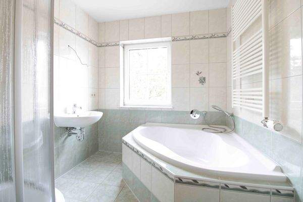 Badezimmer mit Dusche & Wanne OG