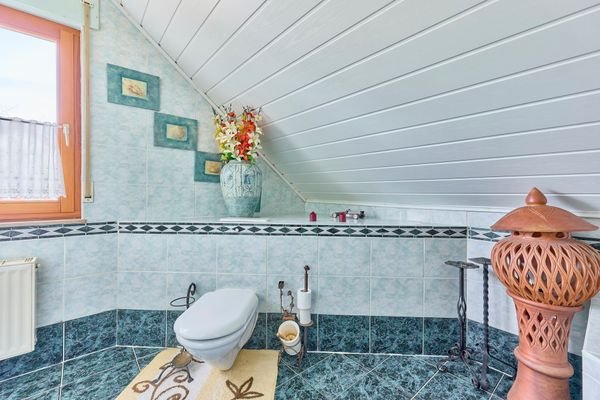 Badezimmer mit Eckbadewanne zur Gartenseite - Einfamilienhaus