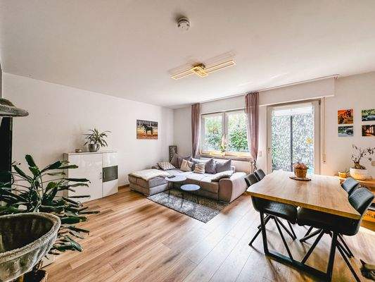 Wohnbereich mit Zugang zum eigenen Garten