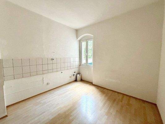 Küche bald mit Zugang zur Terrasse vor Renovierung