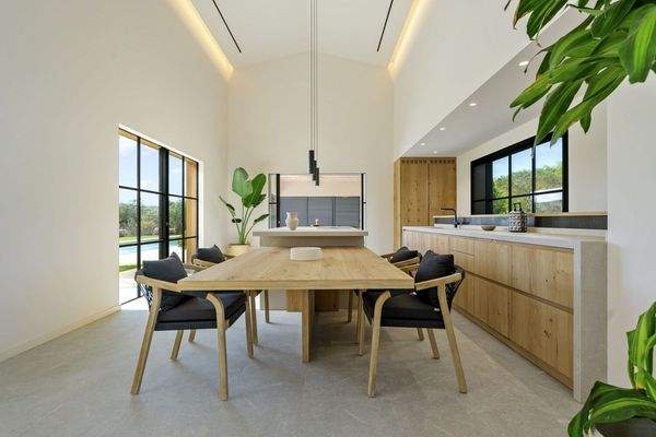 Essbereich mit moderner Einbauküche