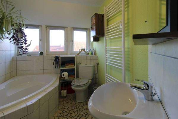 Badezimmer mit Dusche und Wanne im 2. OG