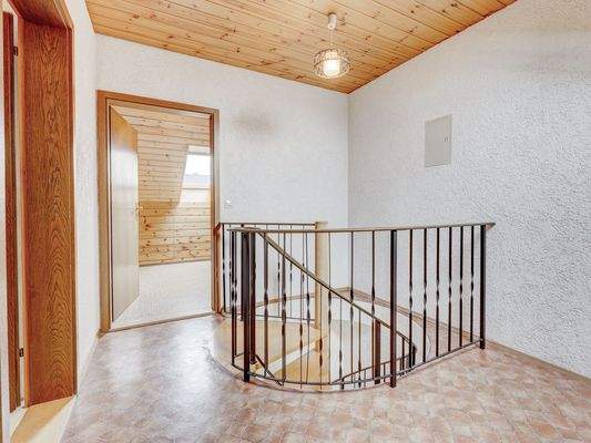 Treppenabgang vom Dachgeschoss – Verbindung zu den Wohnräumen auf den unteren Ebenen