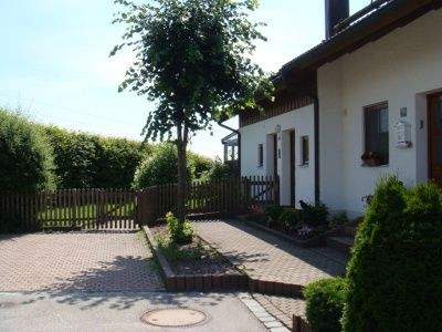 Hauseingang mit Stellplatz