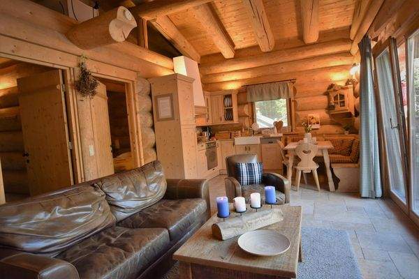 Wohnzimmer mit offener Küche